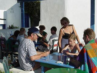 Kartenspielen in der Pergola