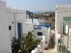 Milos Tripiti Apartment im Haus links